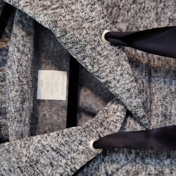 Hooded Sweater - Picture 3 of 4